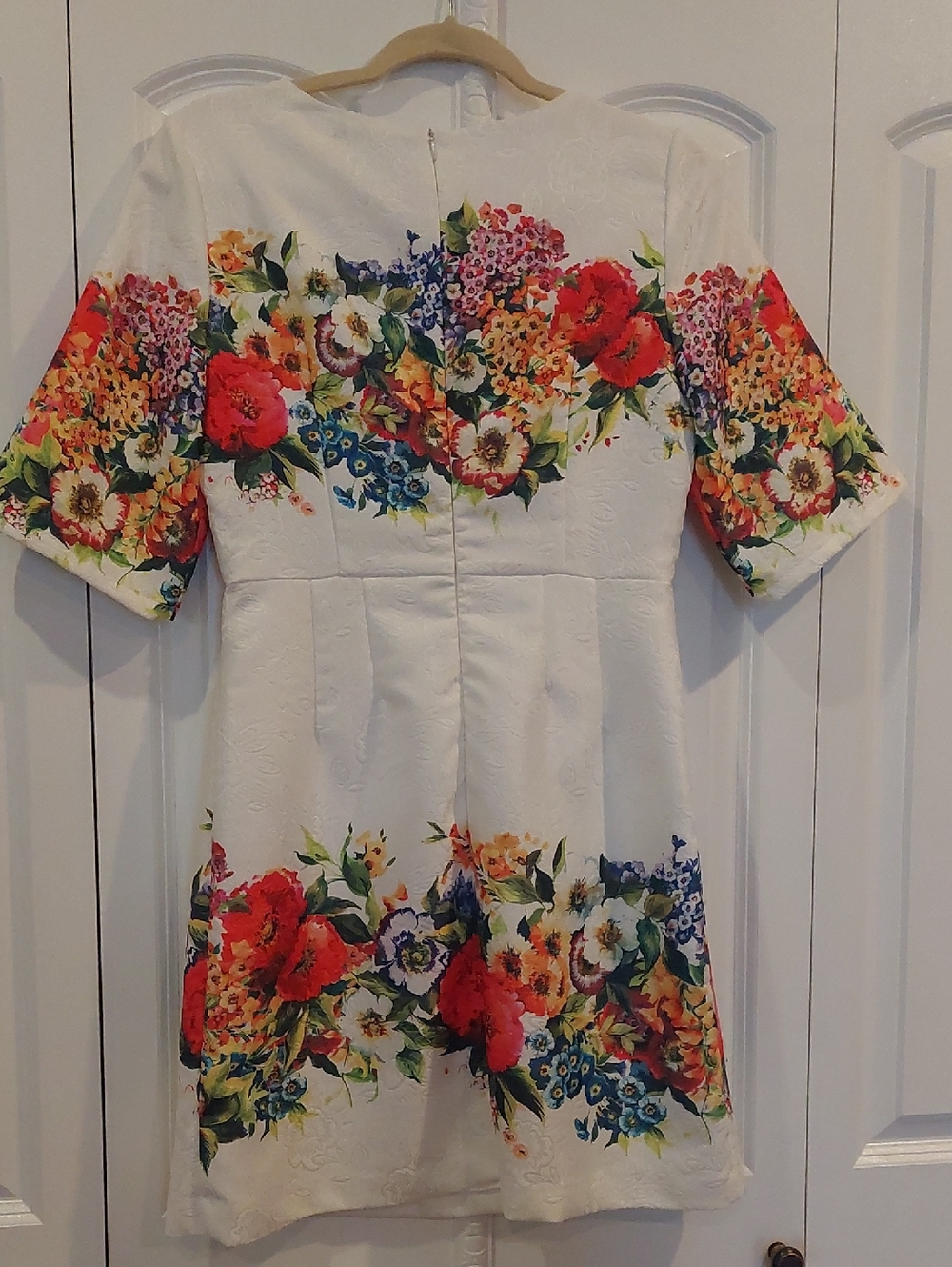 This is a Dolce&Gabbana floral elbow-sleeve sheath dress featuring a vibrant bot - Picture 4 of 5
